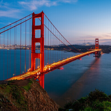 Ponte di Brooklyn Inquadratura del Ponte di Brooklyn con la struttura sospesa e la città sullo sfondo.