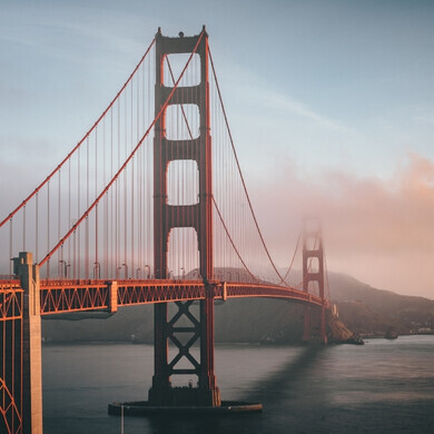 Ponte di Brooklyn, New York Scatto laterale del Ponte di Brooklyn che collega Manhattan a Brooklyn, con traffico e pedoni.