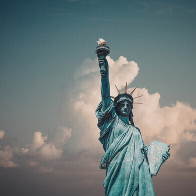 Particolare statua della libertà Dettaglio della Statua della Libertà, concentrandosi su volto e torcia.