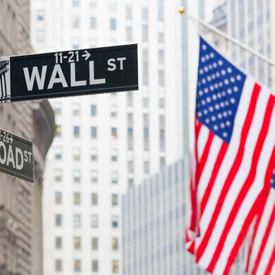 Insegna Wall Street Fotografia dell’insegna con la scritta “Wall Street” su un edificio della celebre strada finanziaria di New York.