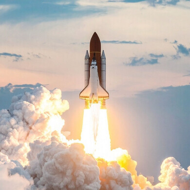 Razzo spaziale che decolla con fiamme e fumo alla base