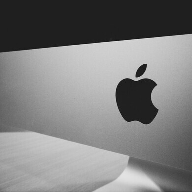 Logo Apple di colore nero su sfondo neutro