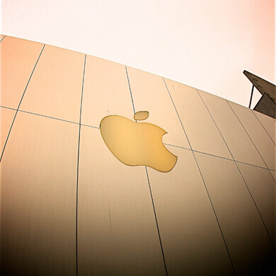 Logo Apple dorato applicato sulla facciata di un edificio