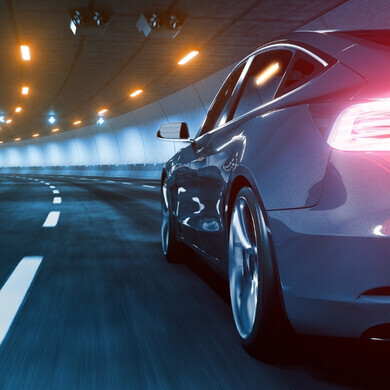 Auto sportiva in curva Auto sportiva che percorre una curva ad alta velocità