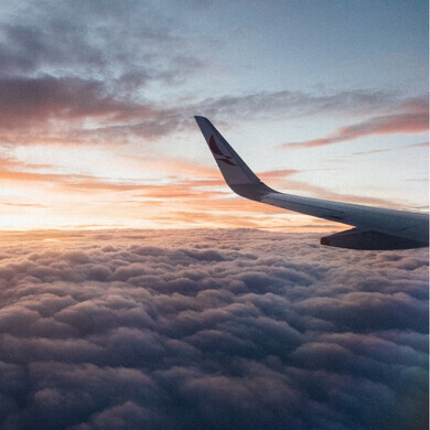 Aereo commerciale in volo sopra uno strato di nuvole