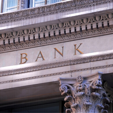 Particolare capitello di una facciata di una banca Dettaglio decorativo del capitello su una facciata bancaria