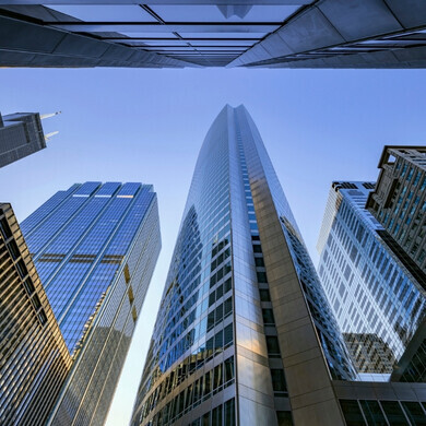 Guardando verso l’alto edifici per uffici moderni in una giornata limpida e soleggiata 2 Edificio per uffici moderno nel cuore del quartiere finanziario di Chicago, con facciate in vetro e architettura contemporanea.