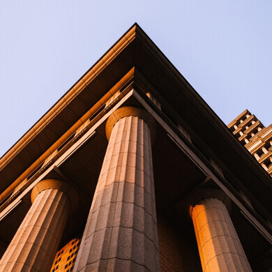 Il Toro di Wall Street, simbolo di forza e prosperità, attira visitatori che si fermano a toccare la sua lucentezza, in cerca di