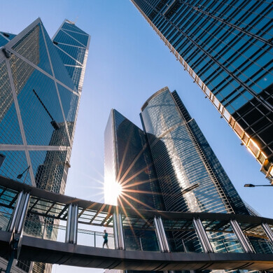 Grattacieli illuminati Grattacieli che si stagliano verso l'alto, illuminati dai caldi raggi solari