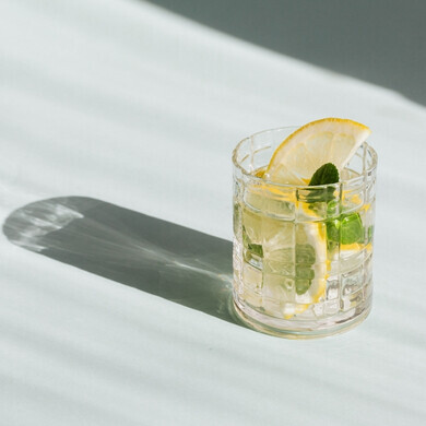 Bevanda con limone, lime e menta fresca