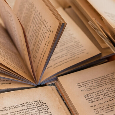 Libri antichi aperti e chiusi su un piano d'appoggio