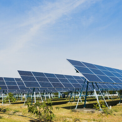 Pannelli fotovoltaici installati all’aperto che catturano l’energia solare
