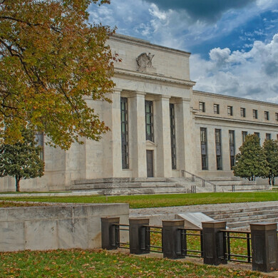 Vista laterale FED Inquadratura laterale dell’edificio della Federal Reserve, con facciata e ingresso principali visibili.