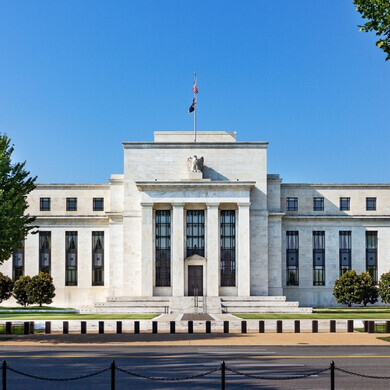 Sede FED Scatto dell’edificio principale della Federal Reserve, mostrato nel contesto urbano circostante.