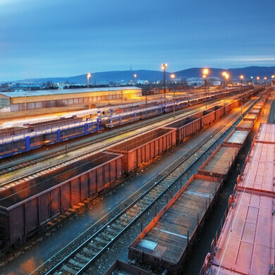 Vista aerea che mostra binari e vagoni merci in una stazione ferroviaria