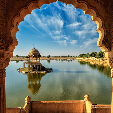 Panorama naturale che mostra un fiume calmo con sponde e vegetazione circostante