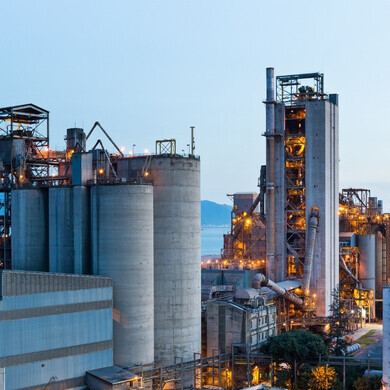 Vista di una sede industriale Vista di uno stabilimento produttivo con capannoni e macchinari esterni