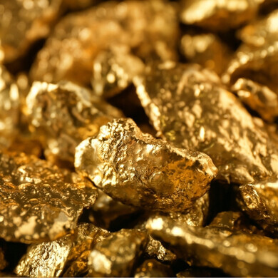 Gemme d'oro Pietre preziose e piccoli lingotti d’oro illuminati da luce calda