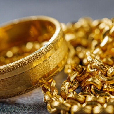 Gioielli d'oro Gioielli in oro disposti su un piano
