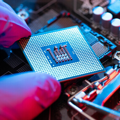 Primo piano di CPU e scheda madre Primo piano di un socket CPU su scheda madre di computer.