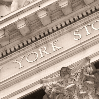 Facciata del New York Stock Exchange con colonne e bandiere USA