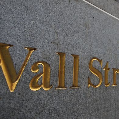 Lastra gialla di Wall Street Segnale stradale giallo con scritta “Wall Street”