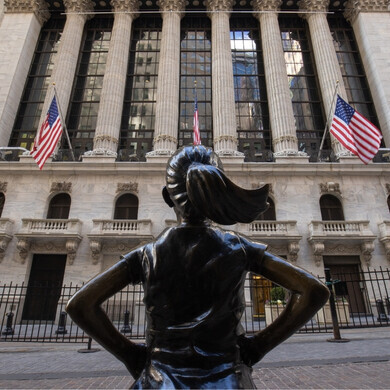 Vista frontale di edifici iconici di Wall Street con architettura storica