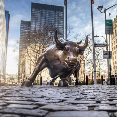 Toro Wall Street, vista frontale Iconica statua del toro simbolo di Wall Street vista dal davanti, su base in bronzo