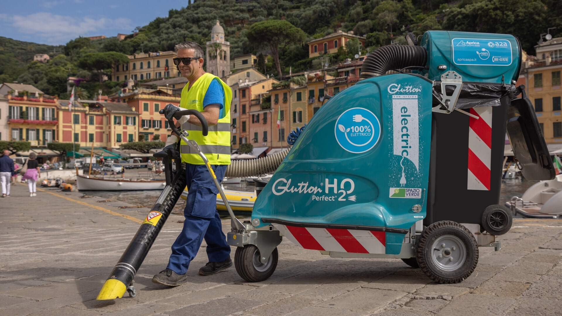Operatore Aprica al lavoro per pulizia