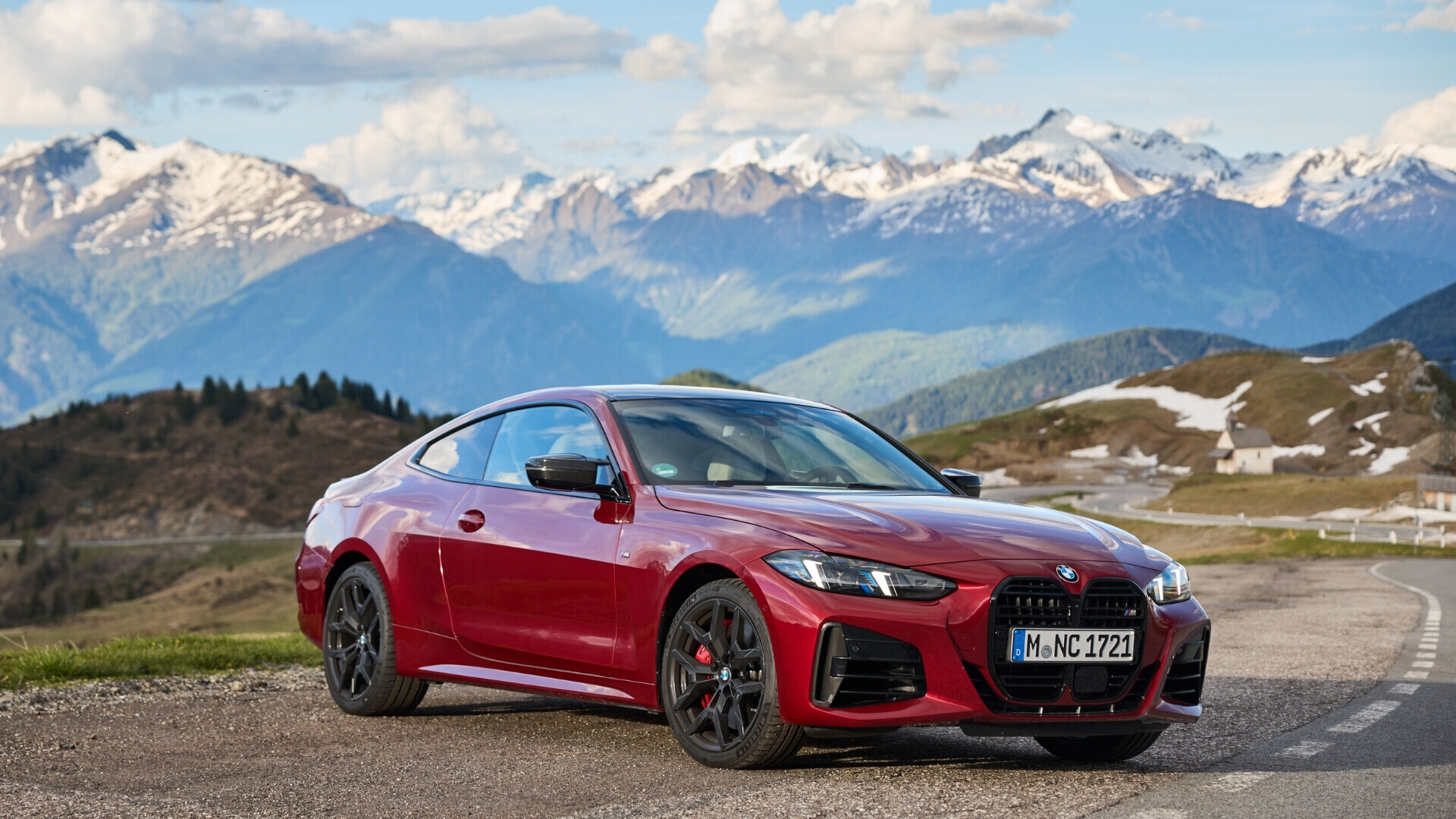 Vista auto 1 Auto bmw inserita in un paesaggio montano innevato