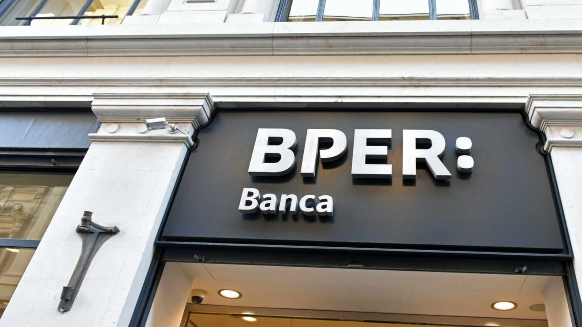 Insegna BPER Banca Insegna esterna di una filiale BPER Banca visibile sulla facciata.