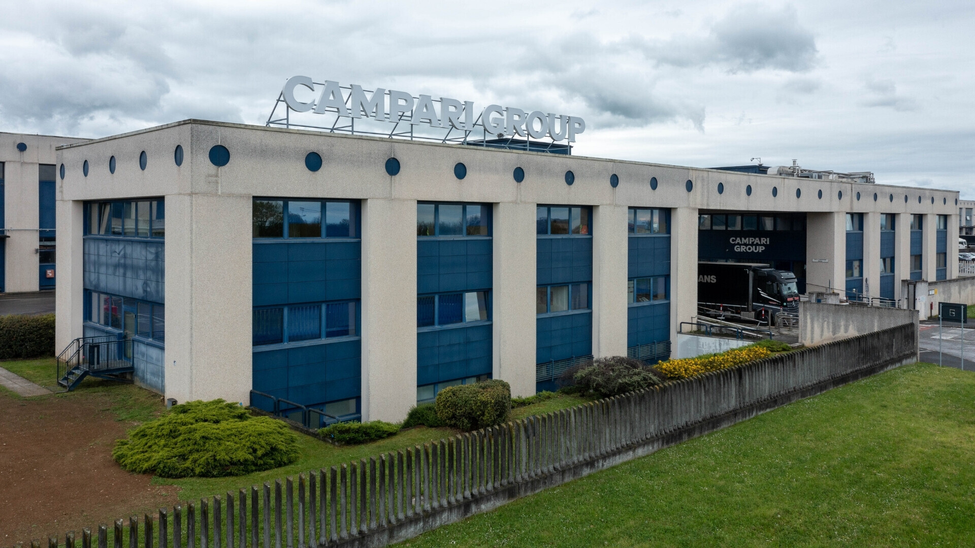 Sede produttiva Campari Veduta della moderna sede produttiva Campari, dove tradizione e innovazione si incontrano per dare vita a un’icona del gusto italiano.