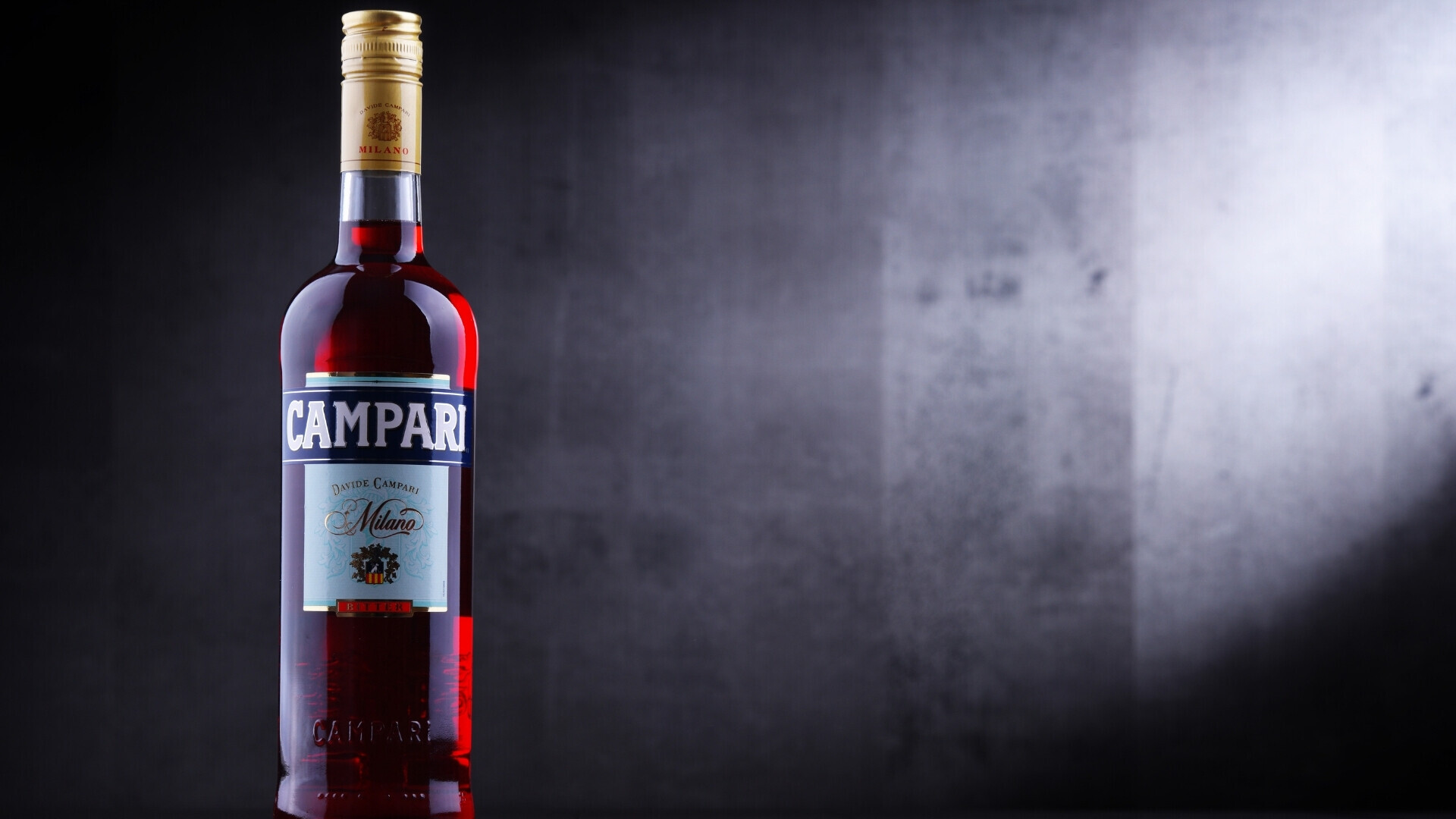 Bottiglia Campari Primo piano di una bottiglia Campari, emblema dello stile e della storia del celebre aperitivo milanese.