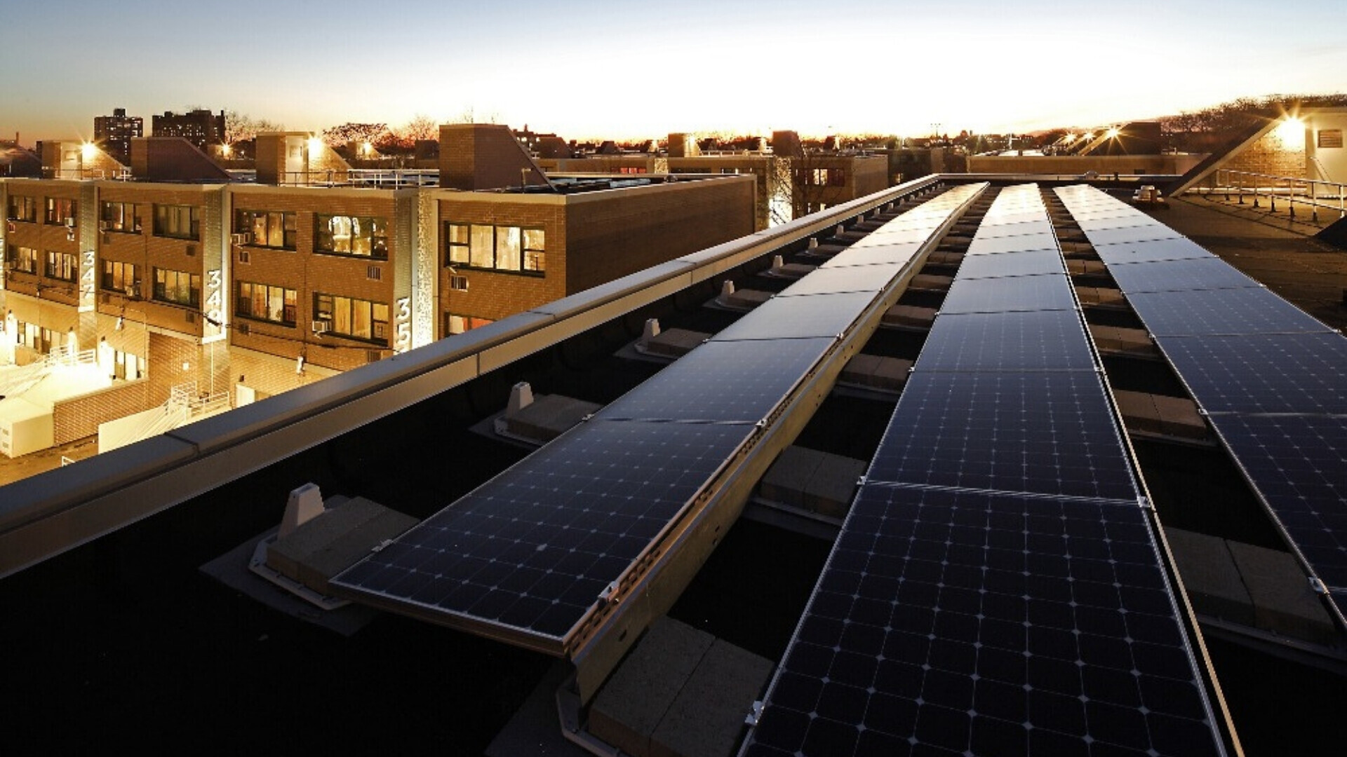 EnelX Pannelli solari posizionati sulla copertura di un edificio