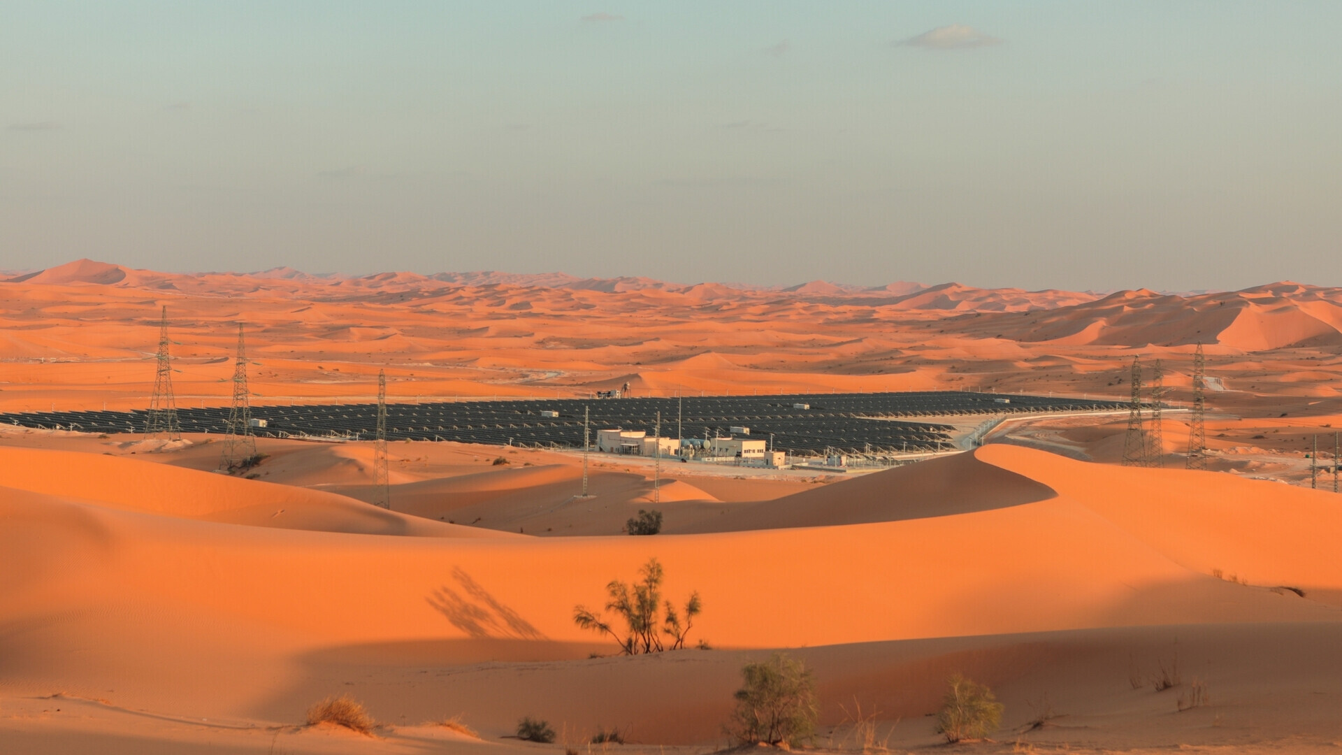 Vista aerea di un impianto fotovoltaico in Algeria, in un contesto desertico