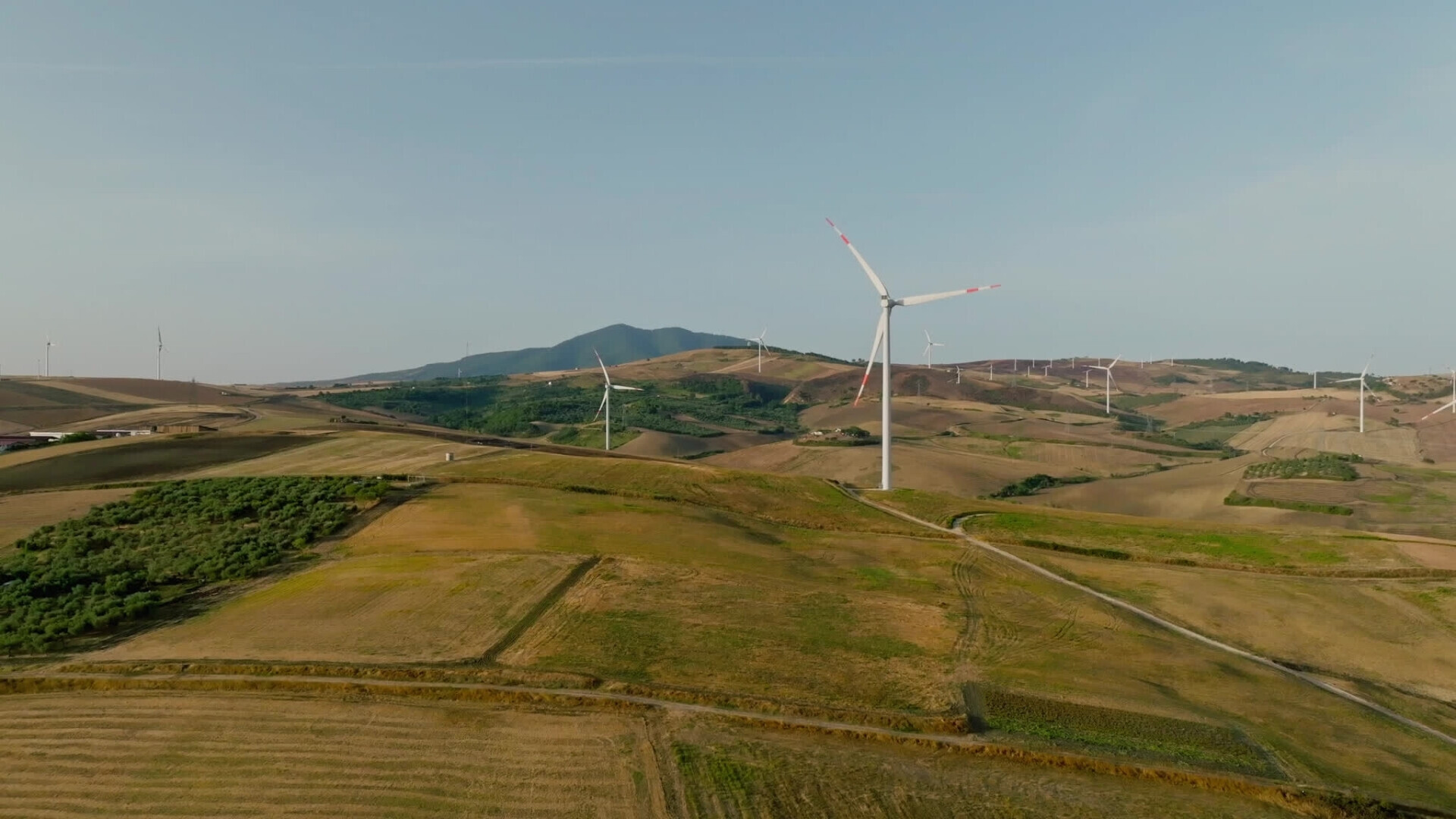 Eolico Italia Parco eolico in paesaggio verdeggiante italiano