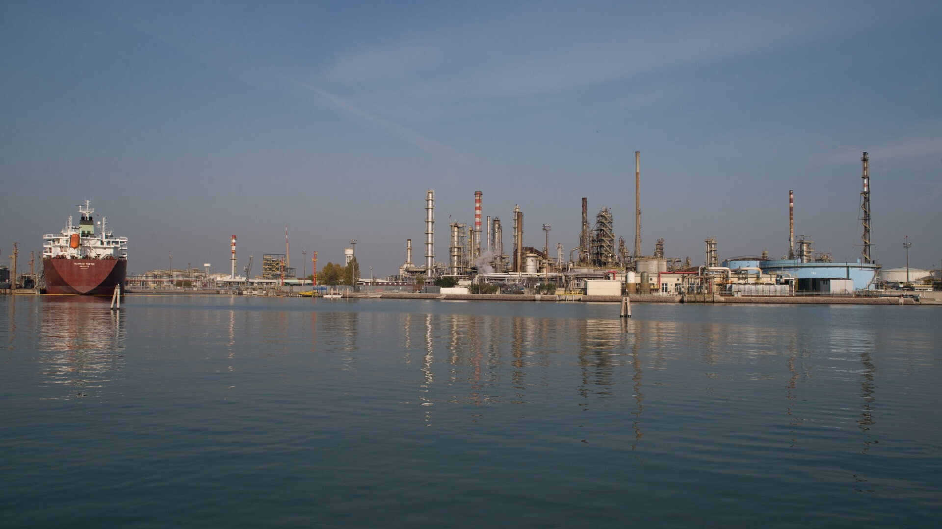 Vista dal mare della bioraffineria di Venezia