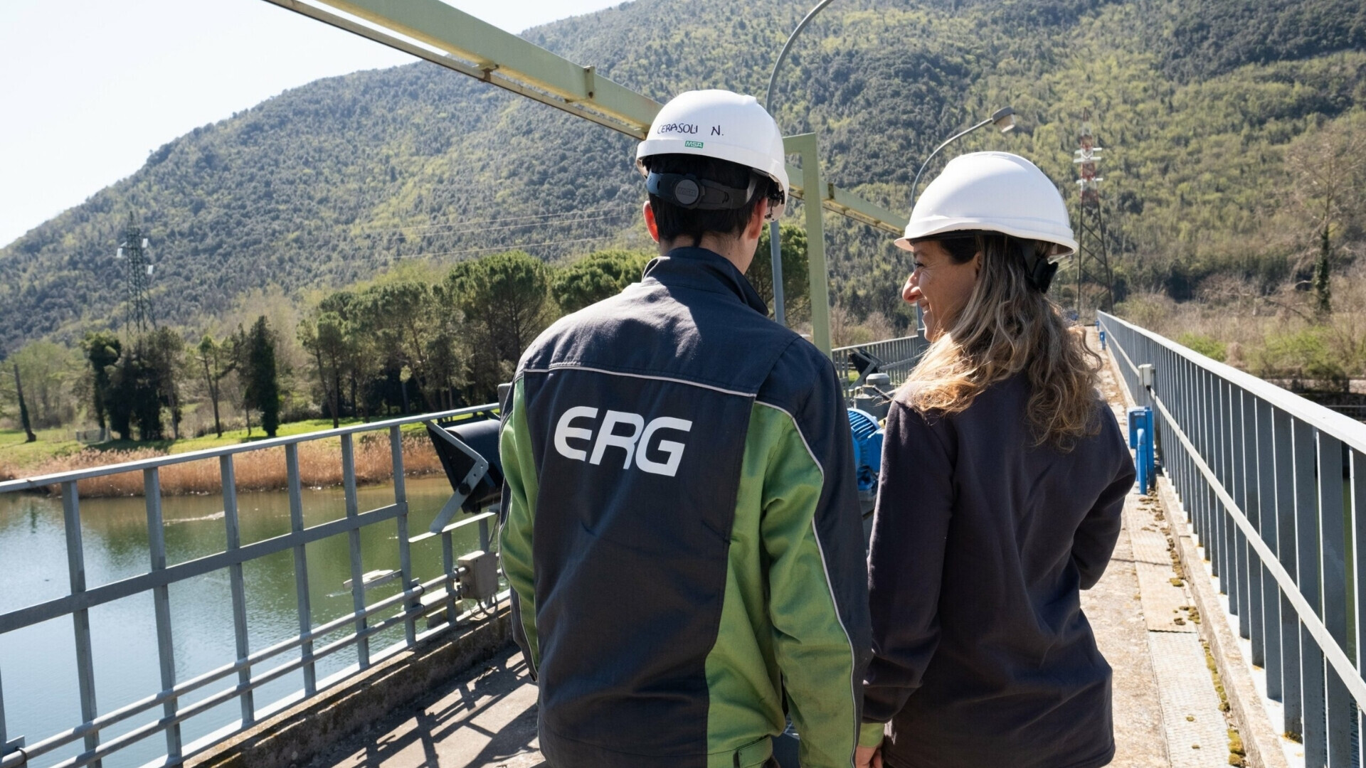 Dipendenti ERG impegnati nelle attività quotidiane in azienda.