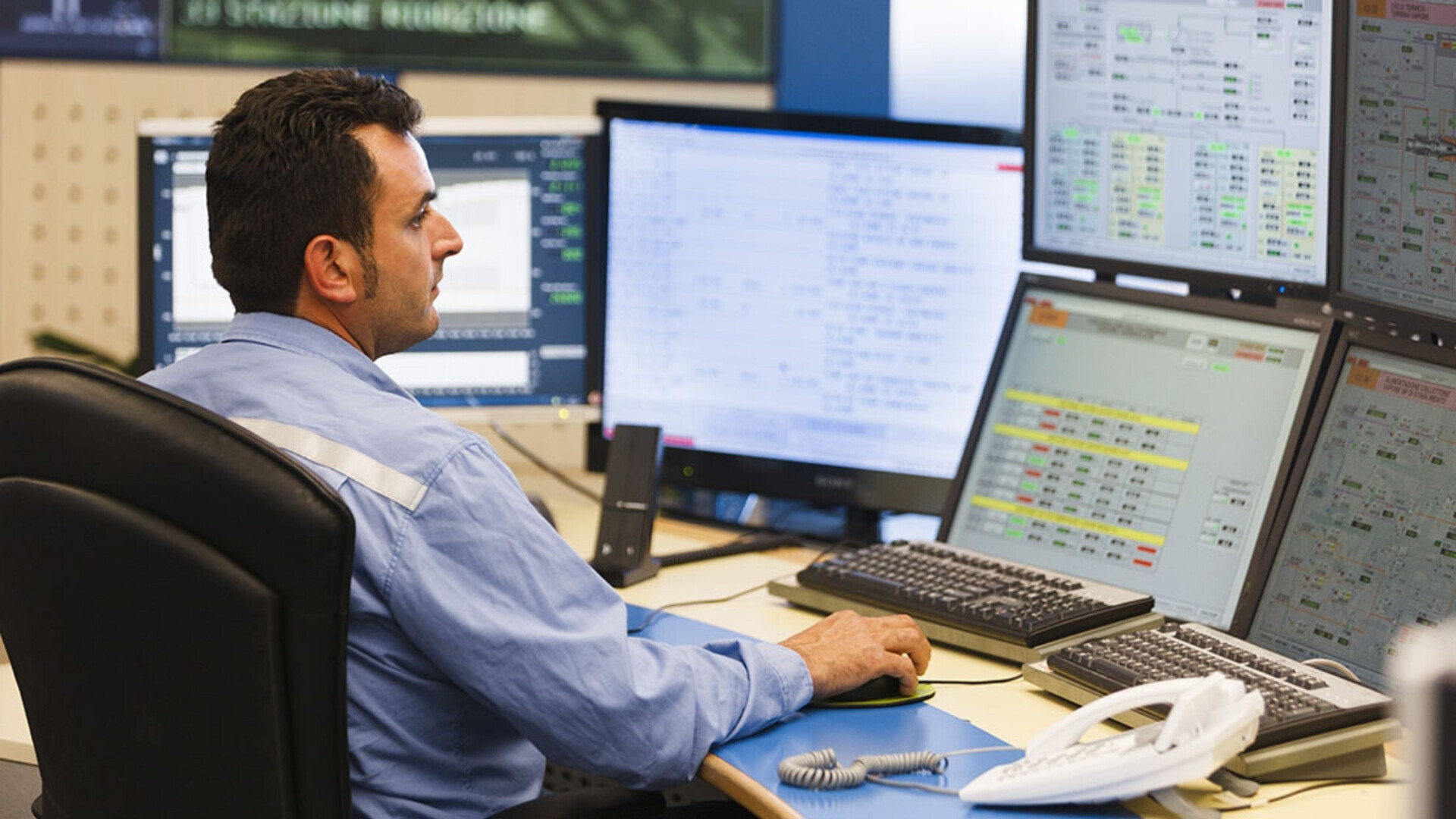 Operatori ERG davanti a schermi di monitoraggio e controllo.