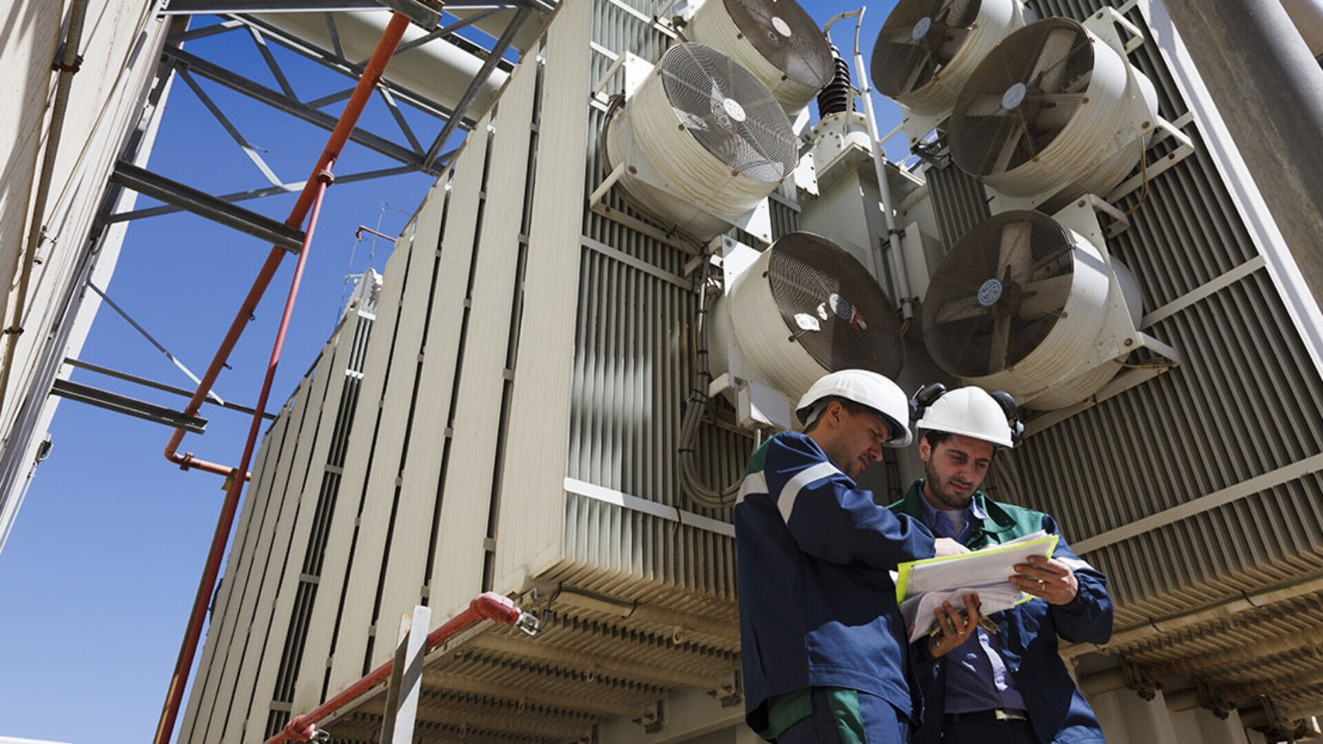 Impiegati impegnati nelle loro mansioni all’interno dell’azienda ERG.