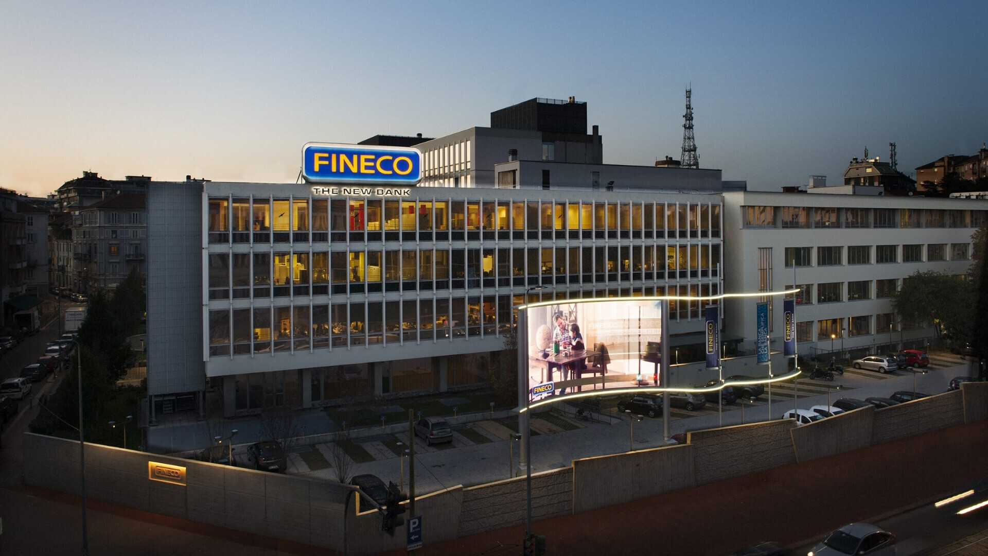 Edificio principale della sede Fineco con logo aziendale.