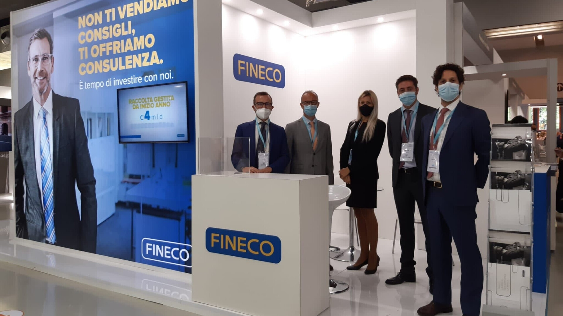 Stand Fineco Stand Fineco allestito per eventi o fiere, con materiali promozionali.