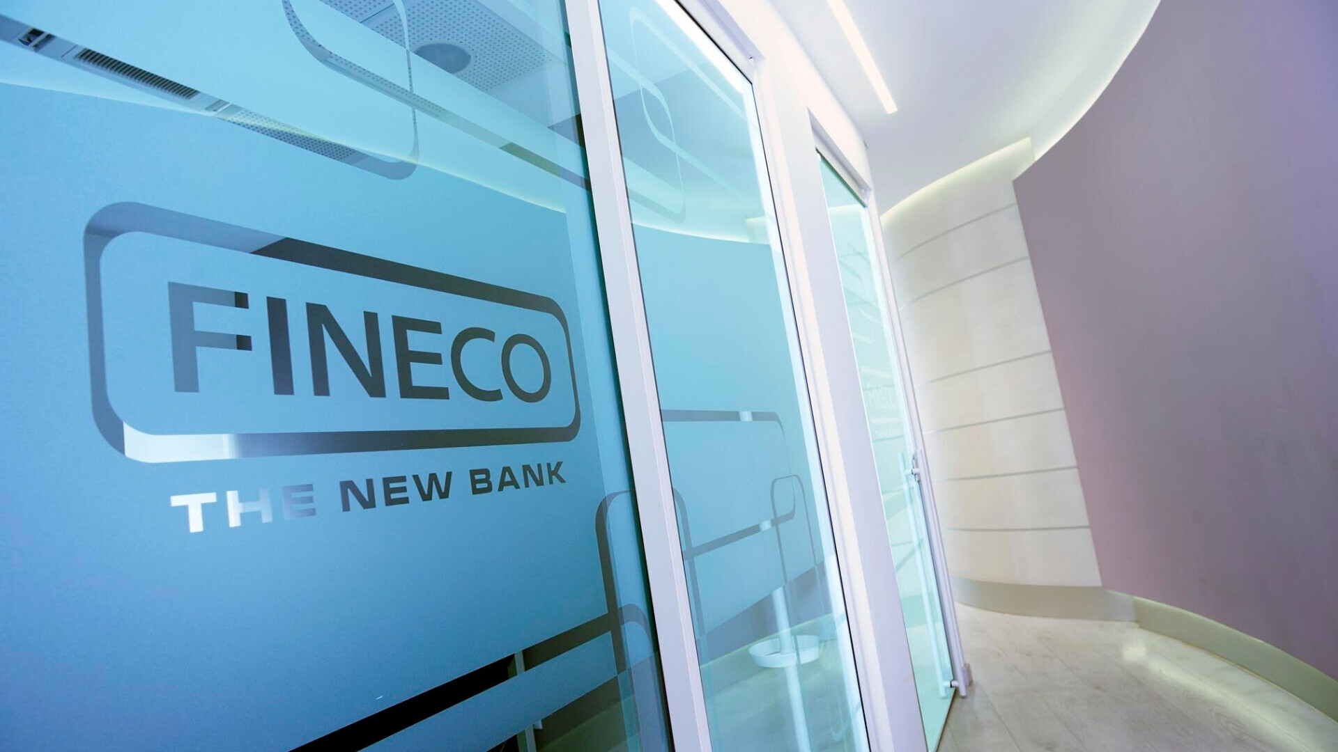 Interni Fineco Interno di una filiale Fineco con sportelli e area clienti.