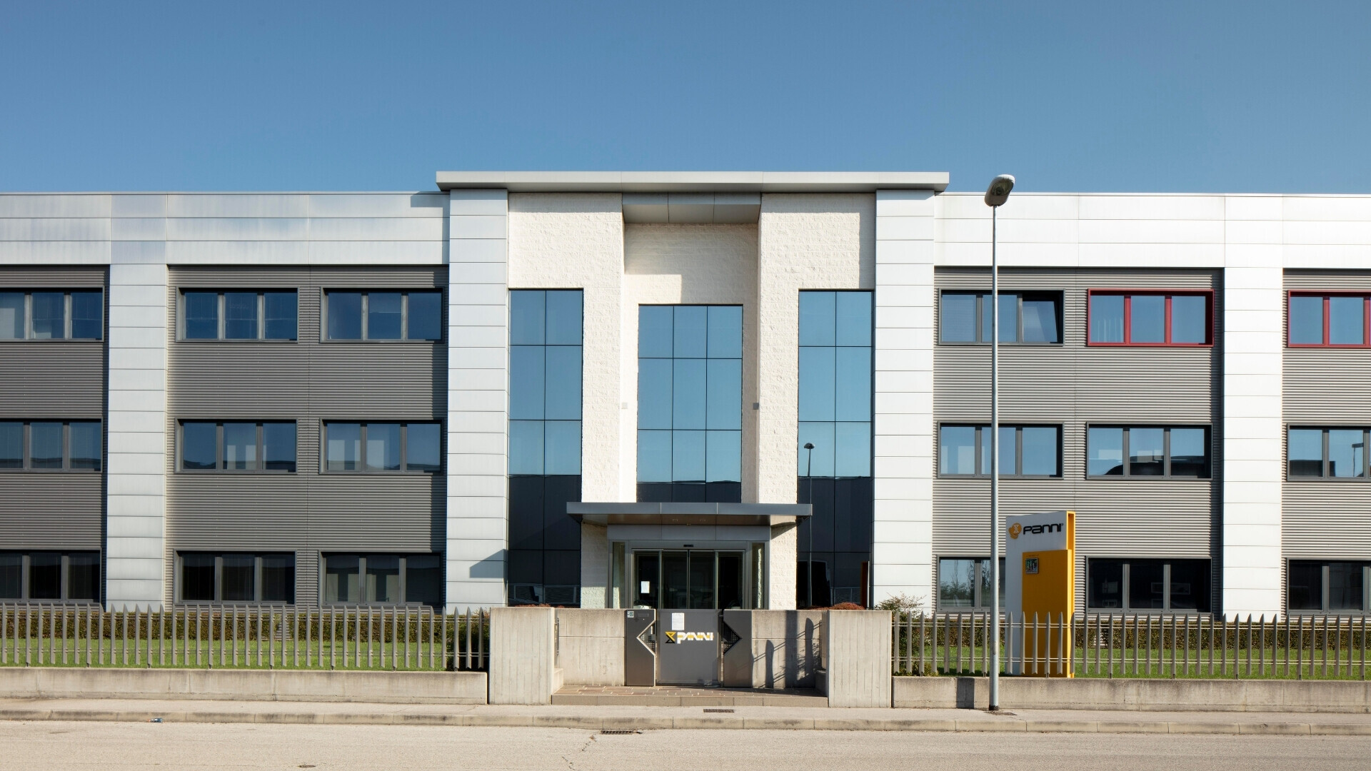 Vista dello stabilimento Interpump, simbolo di tecnologia avanzata e capacità produttiva all’avanguardia.