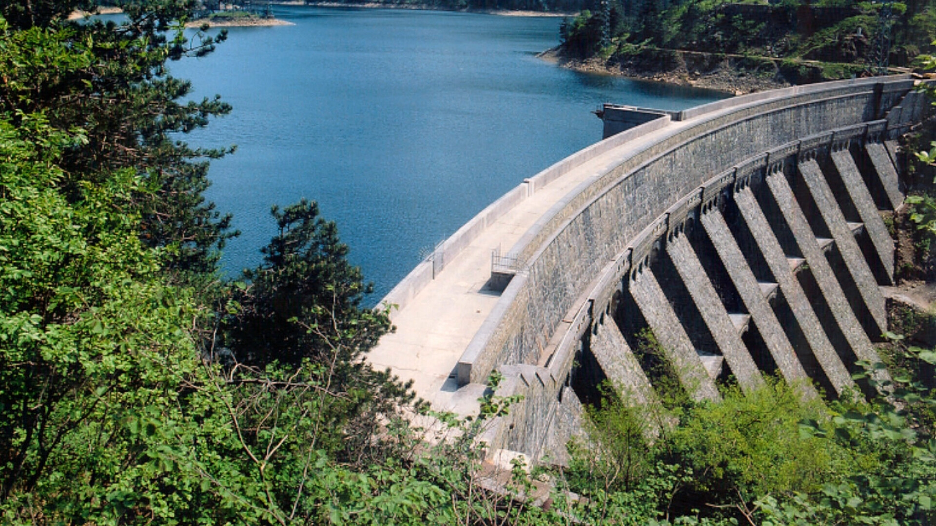 Contesto montano in cui si inserisce una diga di un impianto idroelettrico di Gorzente, Iren