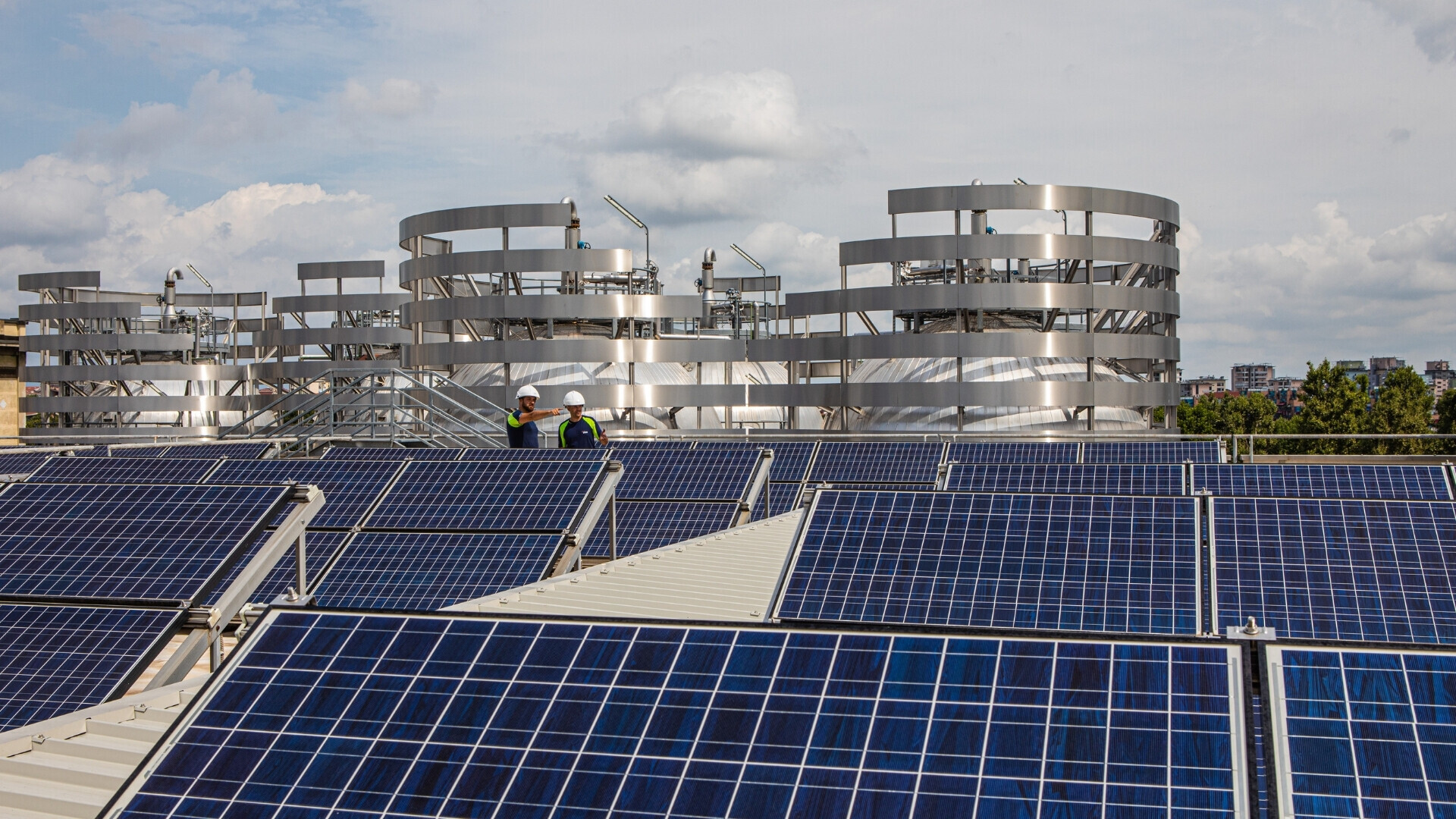 Vista frontale di un impianto fotovoltaico