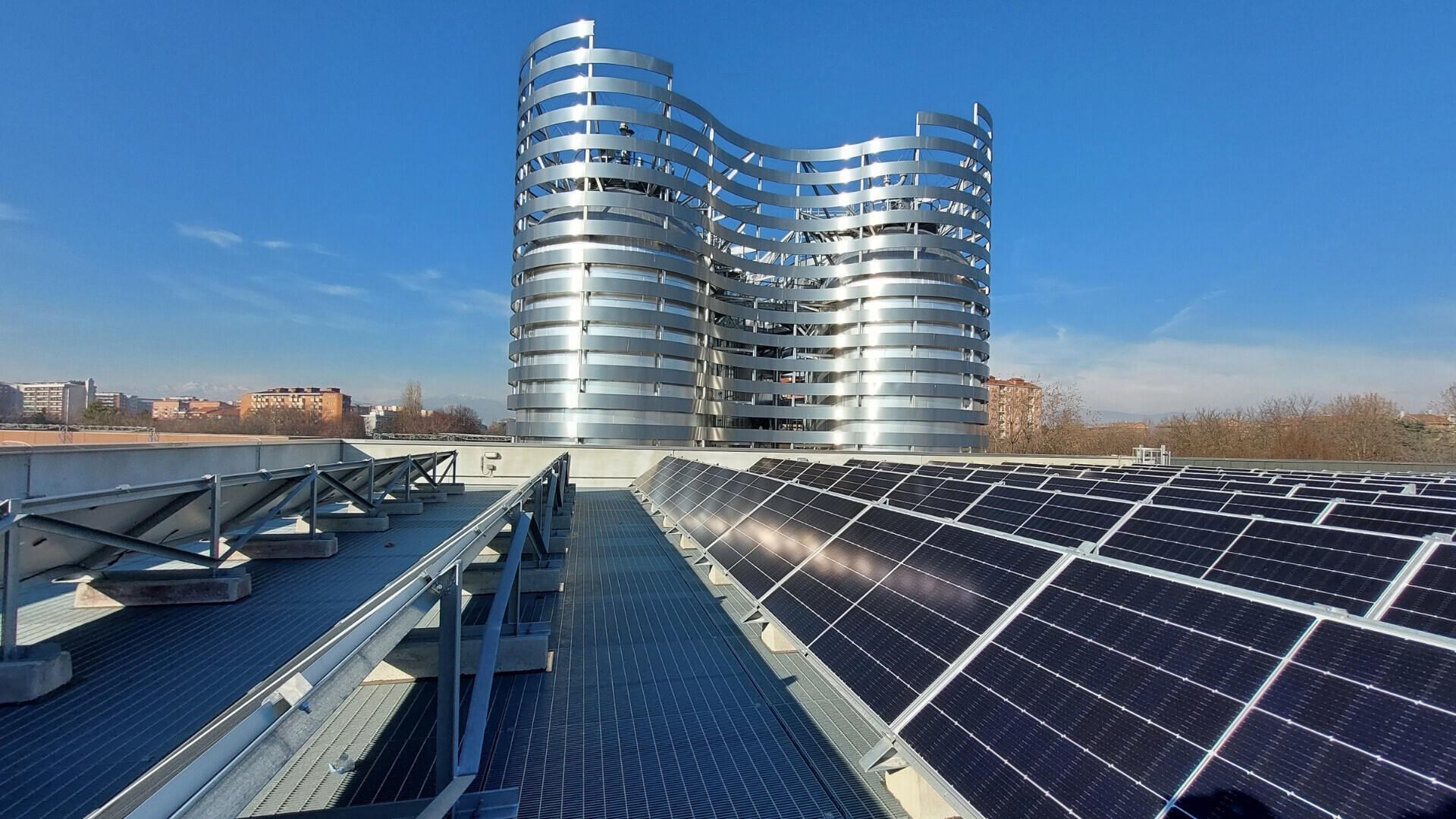 Fotovoltaico -Iren Vista frontale di un impianto fotovoltaico posizionato sulla copertura di un edificio