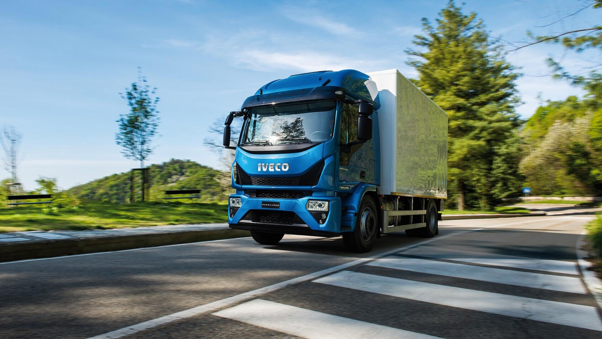 Tir Iveco Autotreno Iveco di colore blu in sosta su strada.