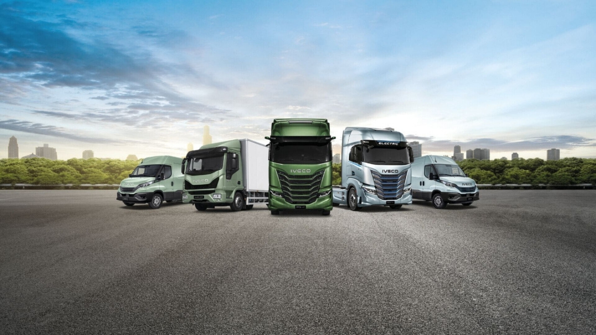 Raggruppamento di più camion Iveco parcheggiati insieme.