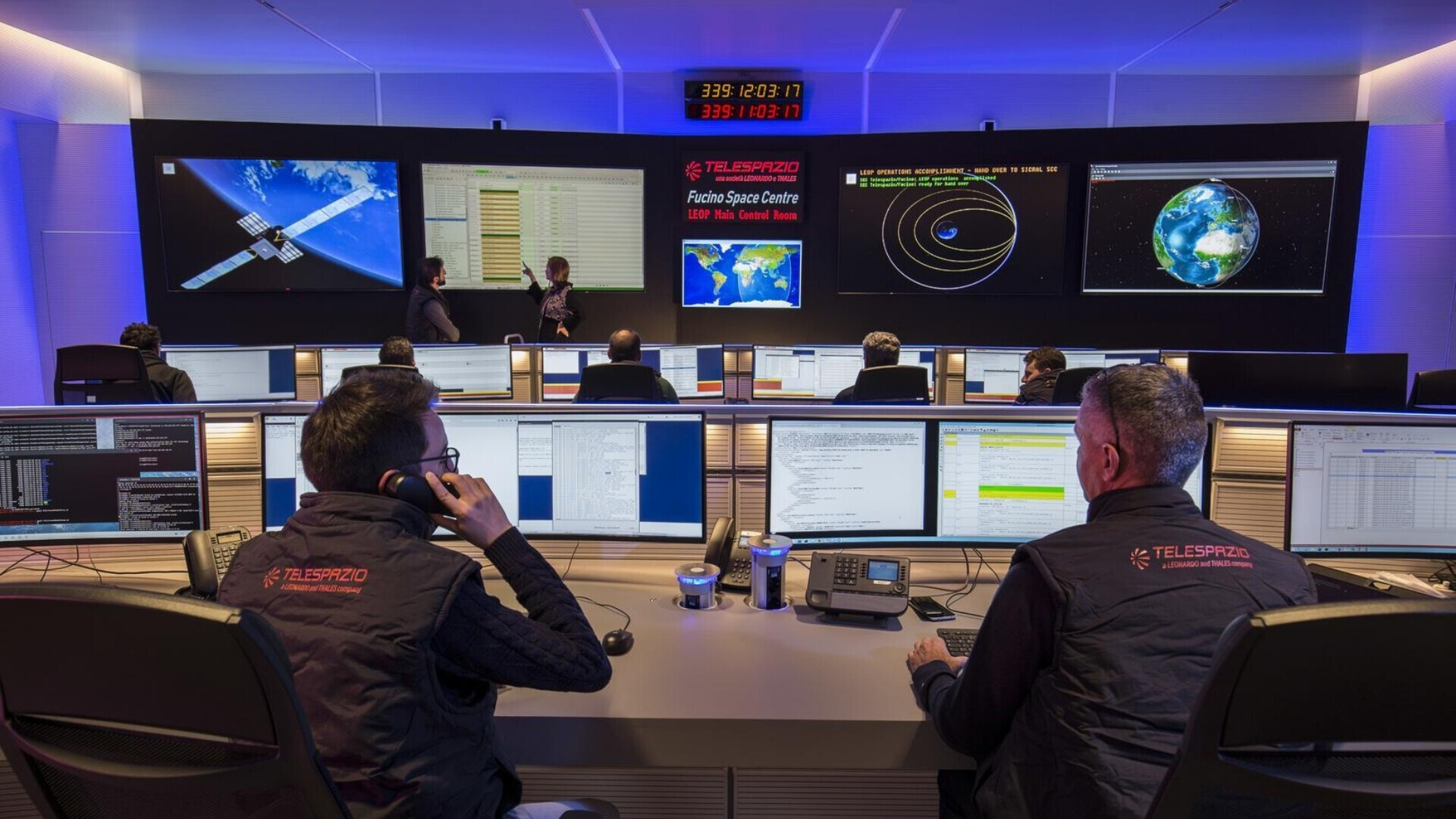 IRIDE Campi Bisenzio - Leonardo Space Center di Campi Bisenzio con personale che lavora